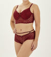 Conjunto de brasier con realce y panty en encaje vinotinto frontal