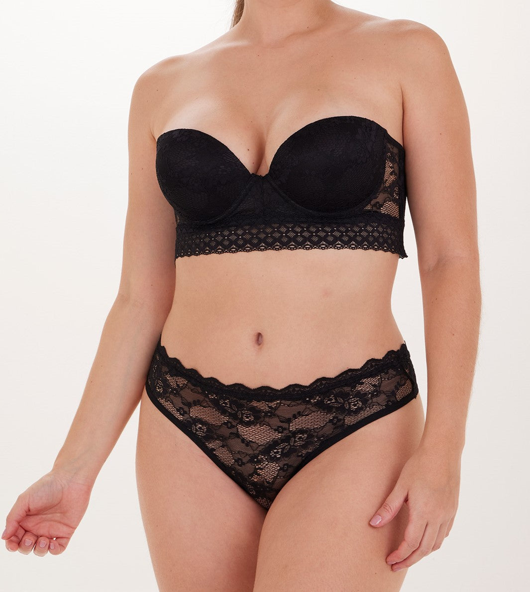 Conjunto de encaje sensual con brasier strapless y tanga– Feria